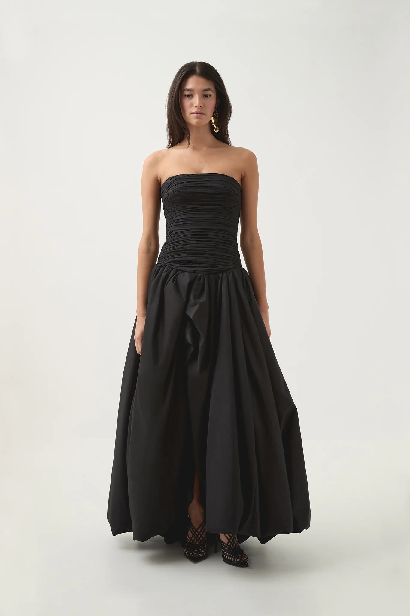 Robe de soirée longue en satin noir sans bretelles avec jolie robe de bal et volants C2598