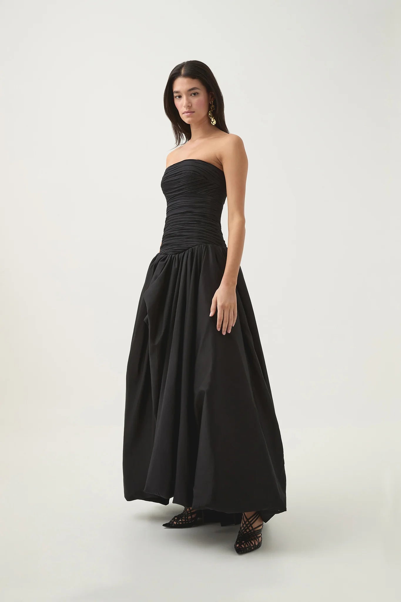 Robe de soirée longue en satin noir sans bretelles avec jolie robe de bal et volants C2598