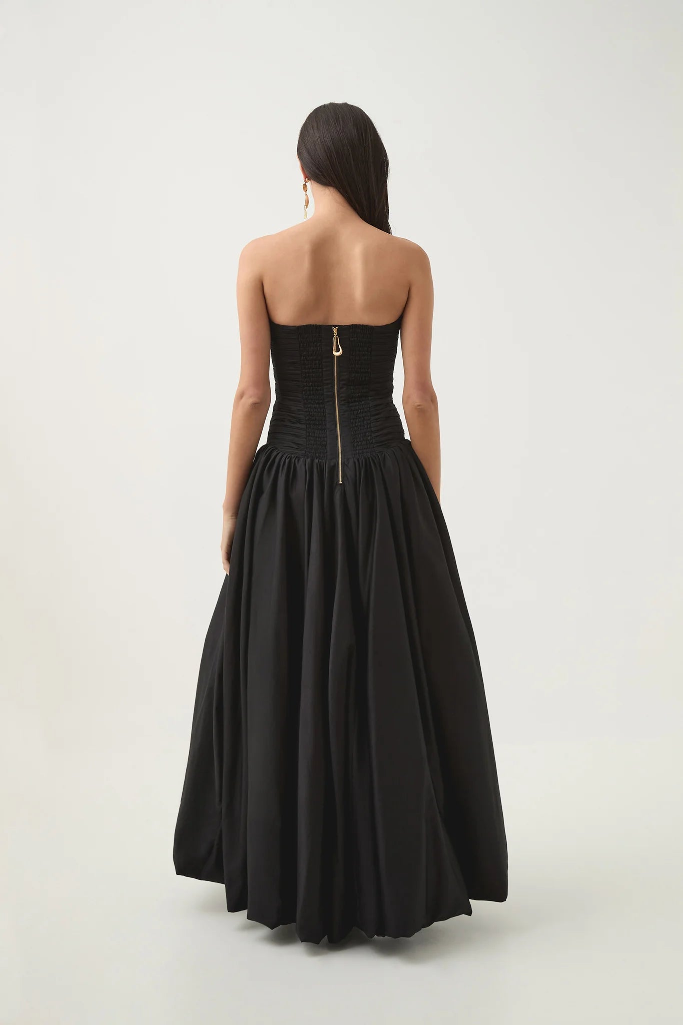 Robe de soirée longue en satin noir sans bretelles avec jolie robe de bal et volants C2598