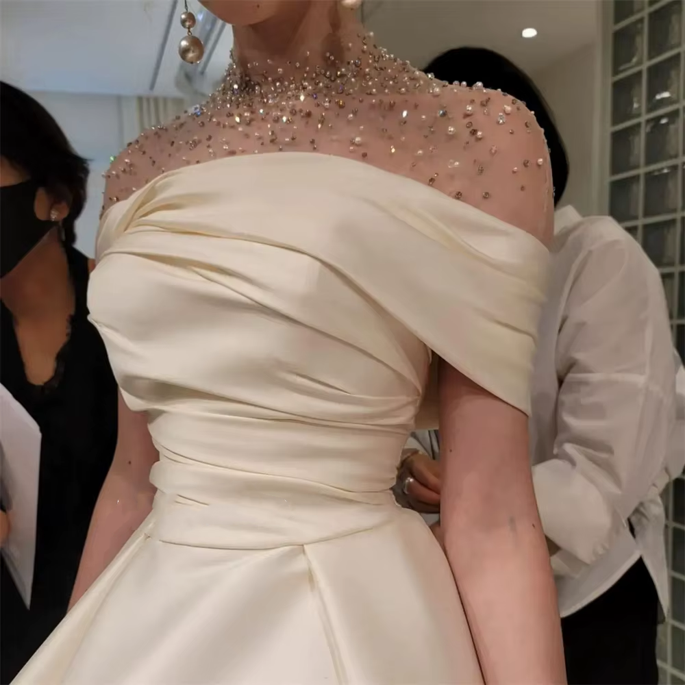 Robe de soirée élégante en forme de A, robe élégante, longueur au sol, manches courtes, col illusion, satin avec perles froncées, robe de bal C3284