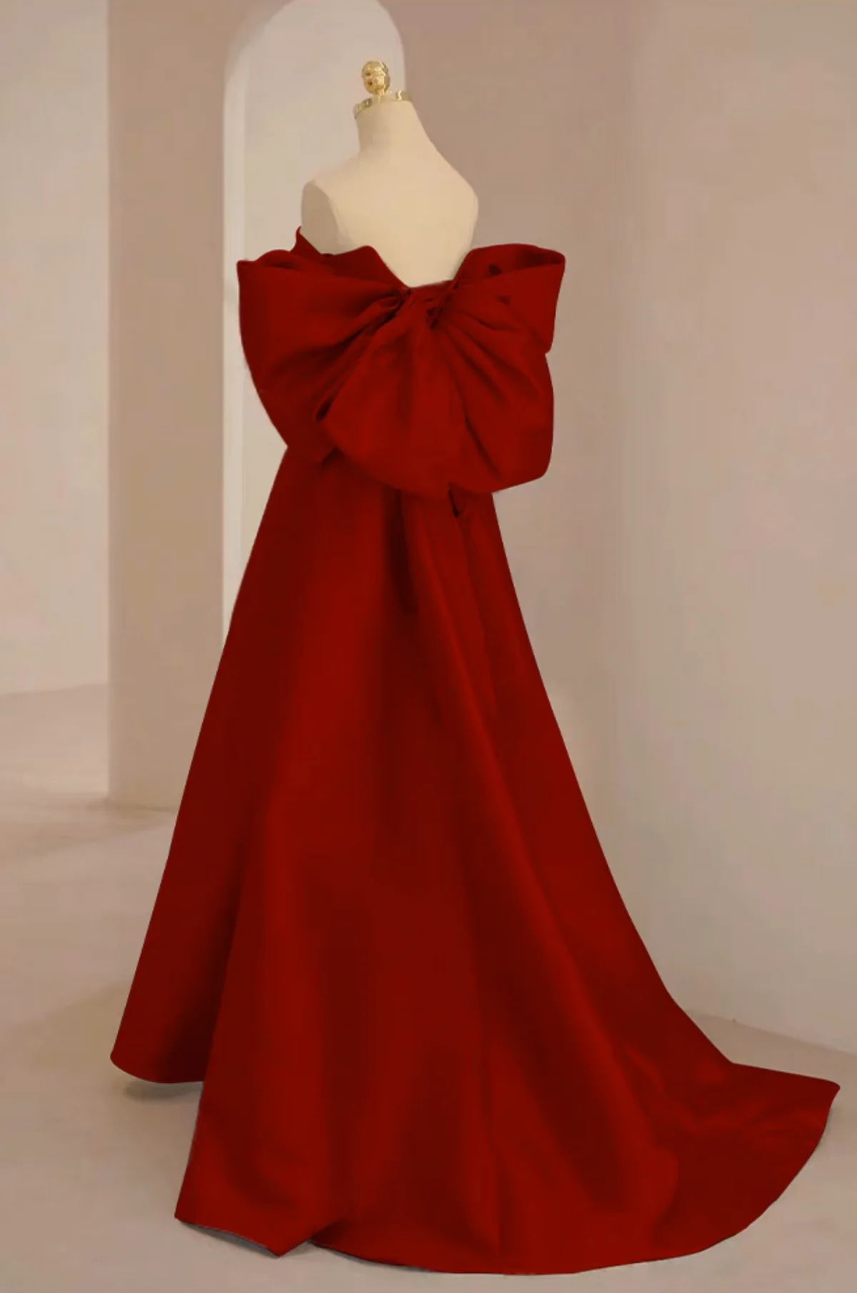 Robe de bal longue rouge en satin, coupe trapèze, col en cœur, B062