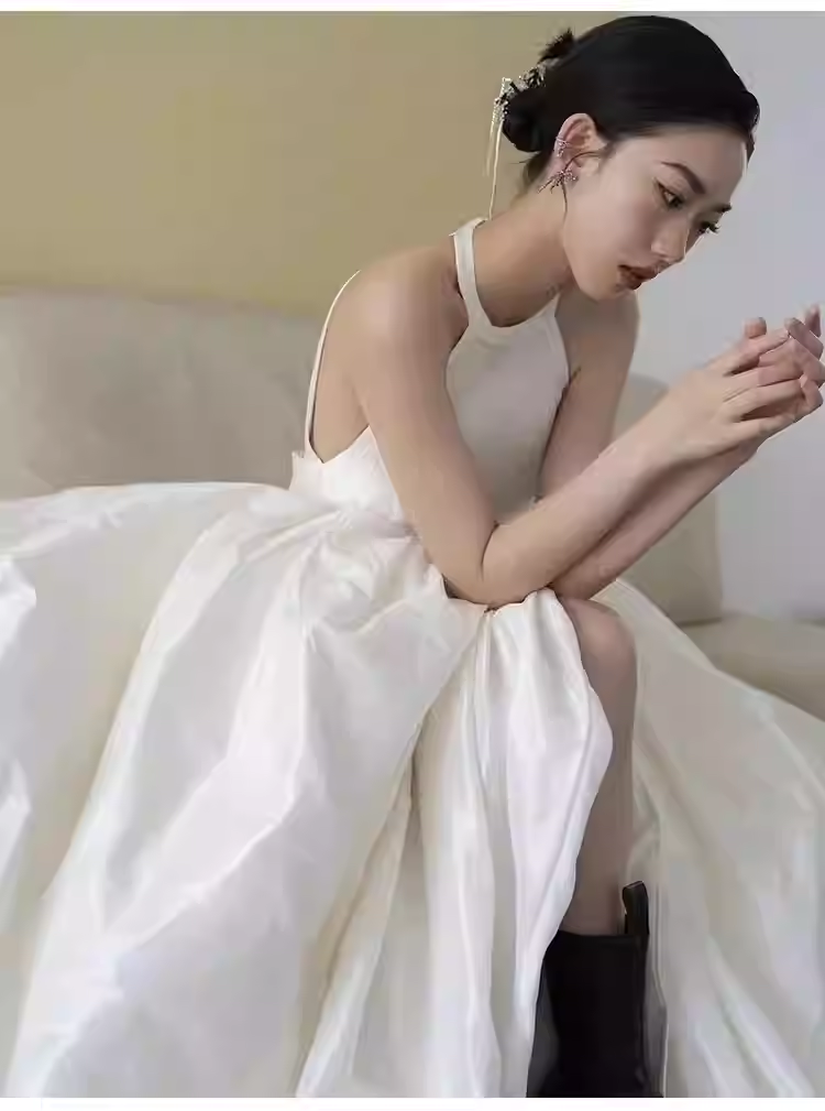 Vintage Ball Gown Scoop Neckline White Satin Wedding Dresses C120