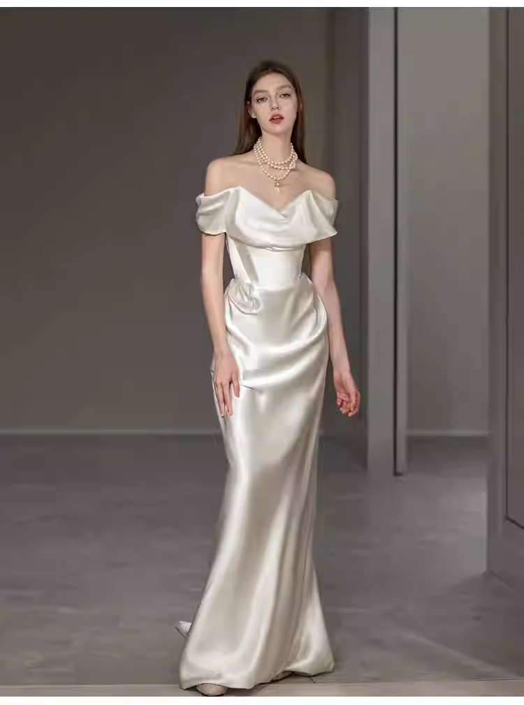 Robes de mariée en satin blanc simple sirène à épaules dénudées C137