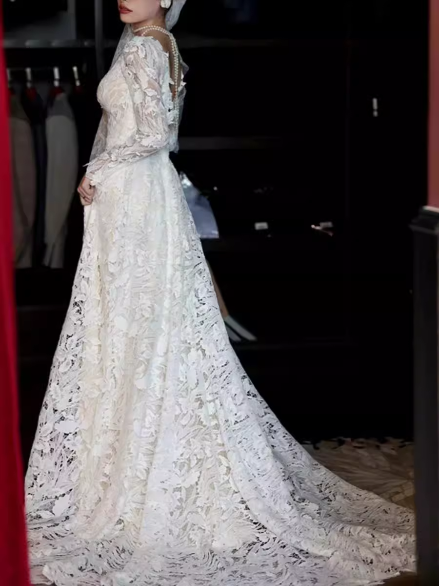 Robe de mariée blanche chic en dentelle à décolleté en V et manches longues C1459