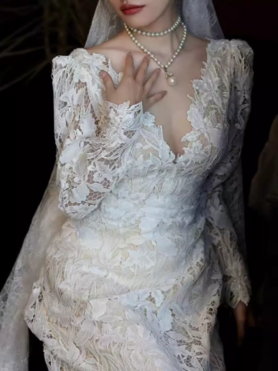Robe de mariée blanche chic en dentelle à décolleté en V et manches longues C1459
