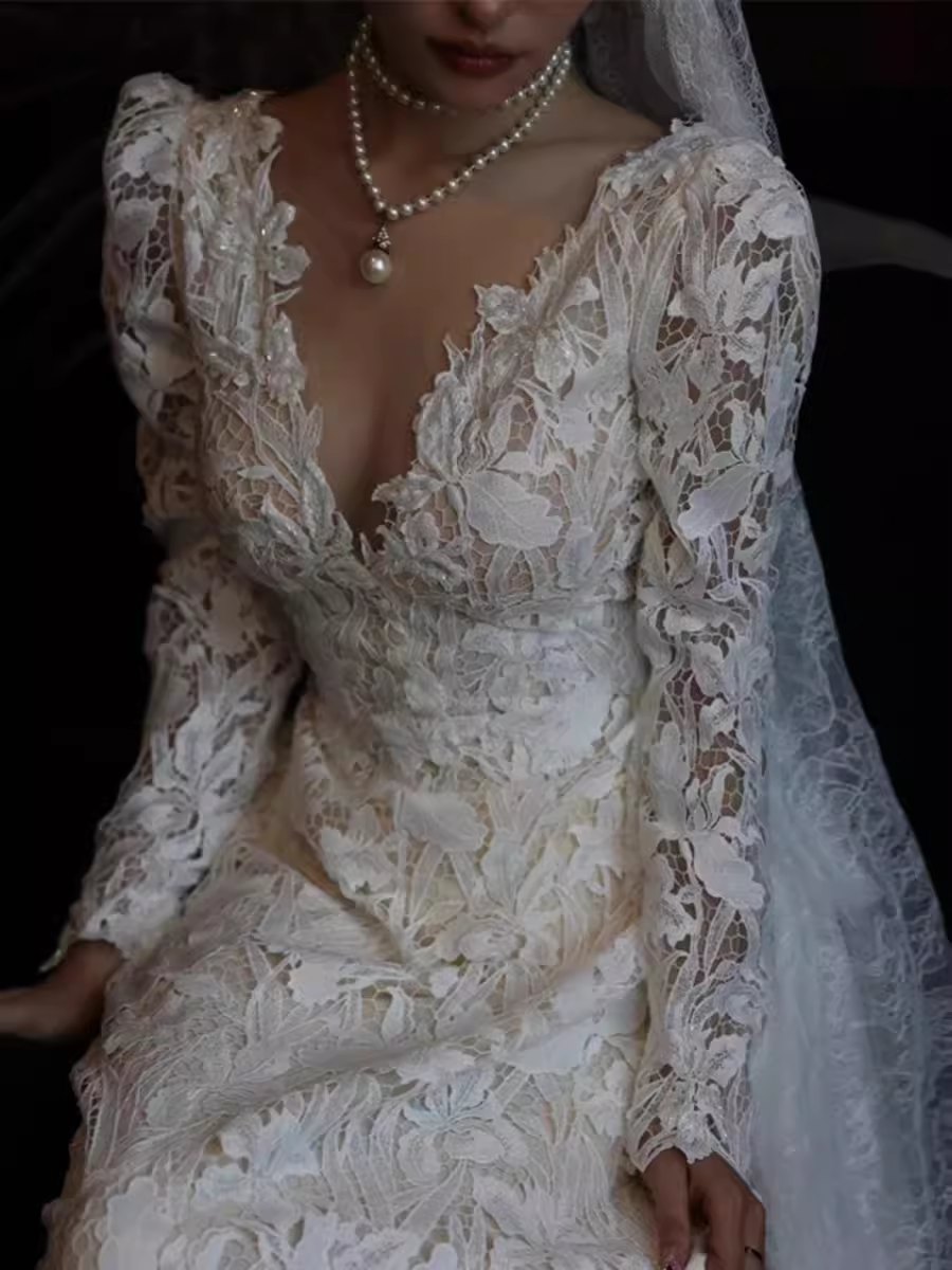 Robe de mariée blanche chic en dentelle à décolleté en V et manches longues C1459