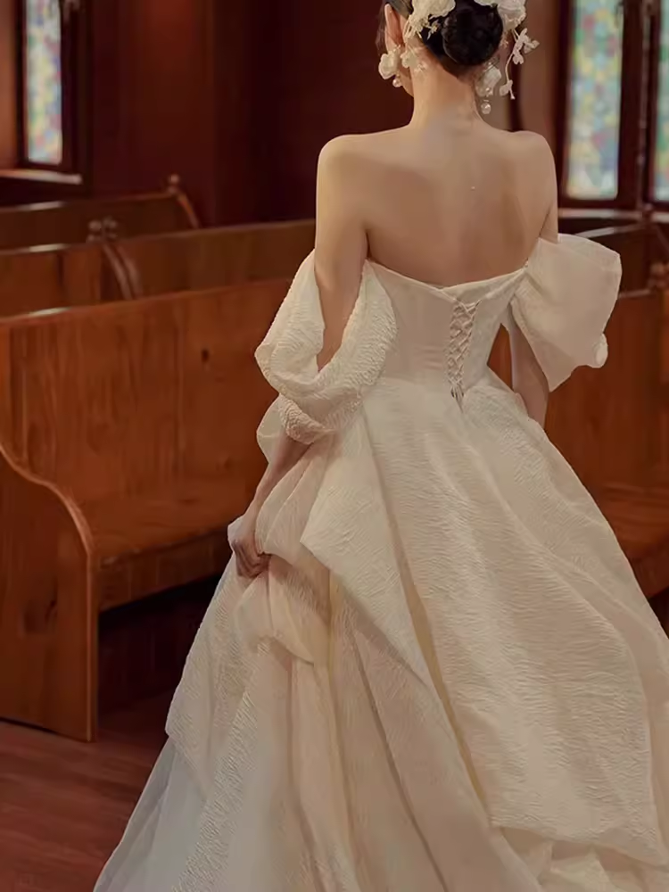 Robe de mariée blanche chic à épaules dénudées et manches courtes C1461