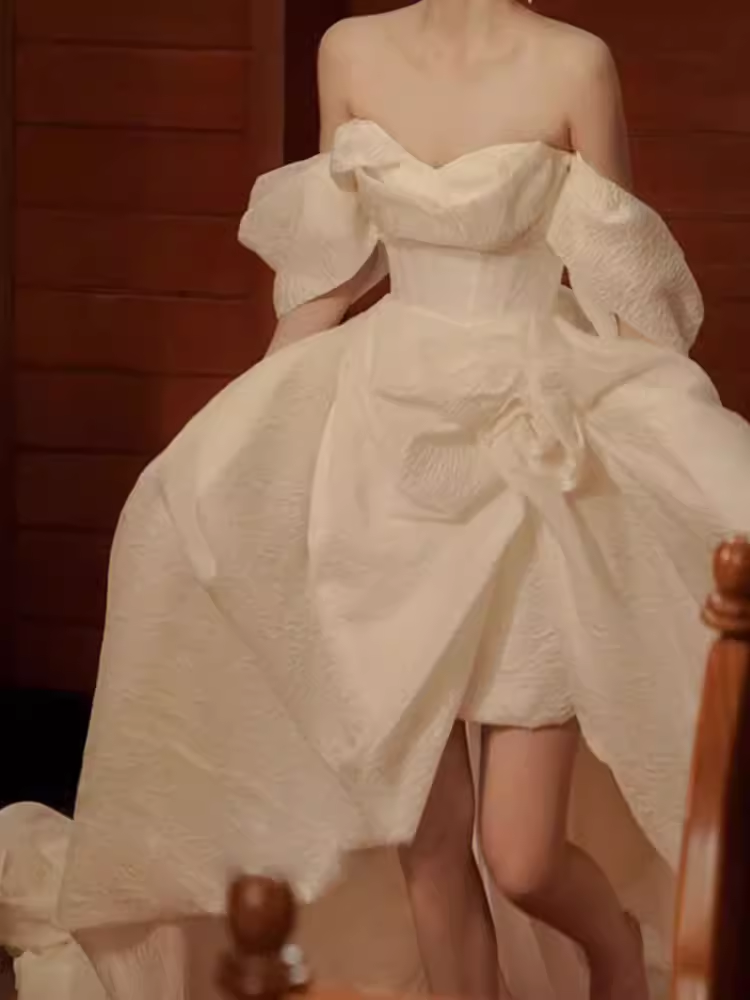 Robe de mariée blanche chic à épaules dénudées et manches courtes C1461