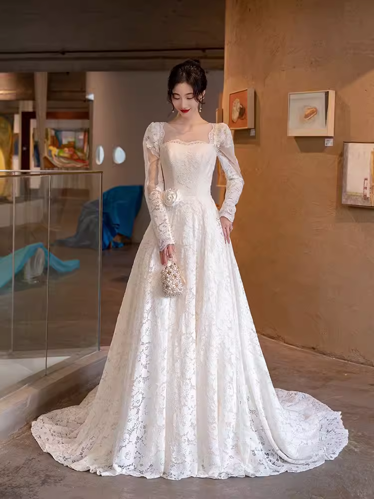 Robe de mariée blanche chic en dentelle à décolleté carré et manches longues C1465