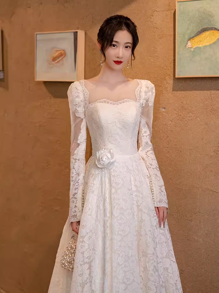 Robe de mariée blanche chic en dentelle à décolleté carré et manches longues C1465