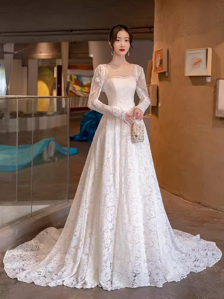 Robe de mariée blanche chic en dentelle à décolleté carré et manches longues C1465