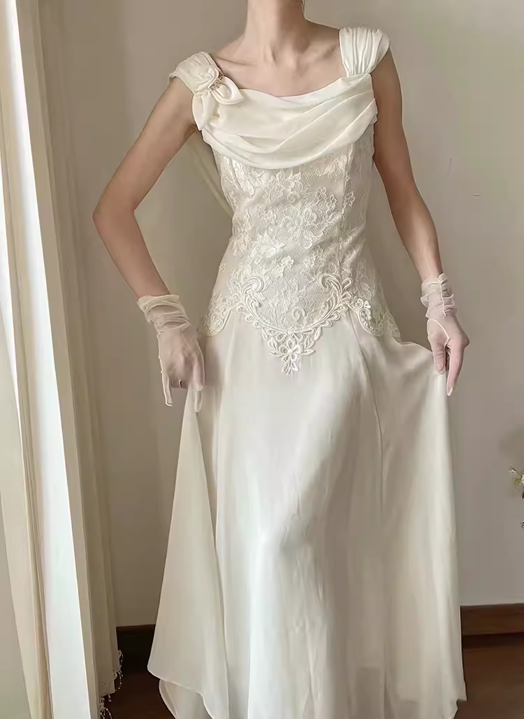 Robe de mariée blanche en mousseline de soie et dentelle chic C1474