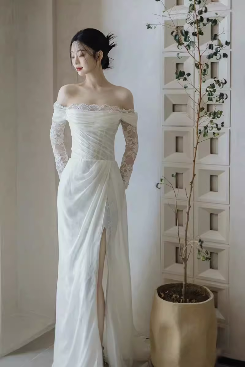 Robe de mariée blanche en dentelle à manches longues et épaules dénudées chic C1475