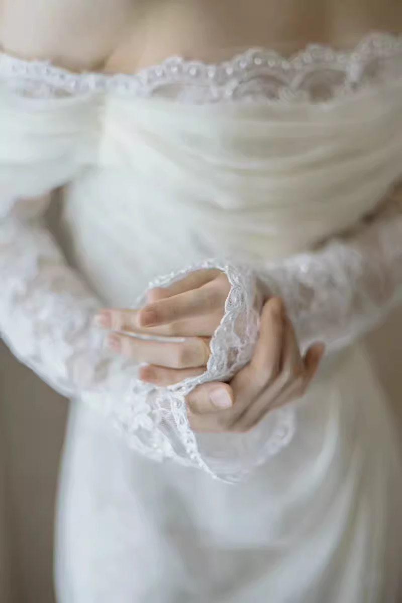 Robe de mariée blanche en dentelle à manches longues et épaules dénudées chic C1475