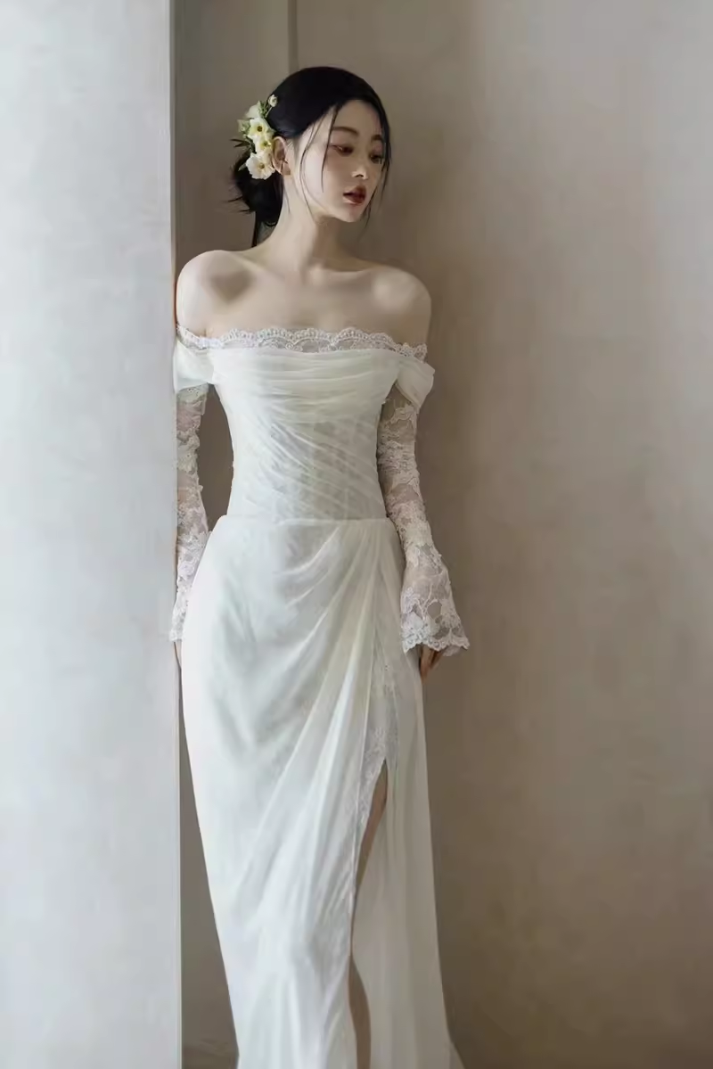 Robe de mariée blanche en dentelle à manches longues et épaules dénudées chic C1475