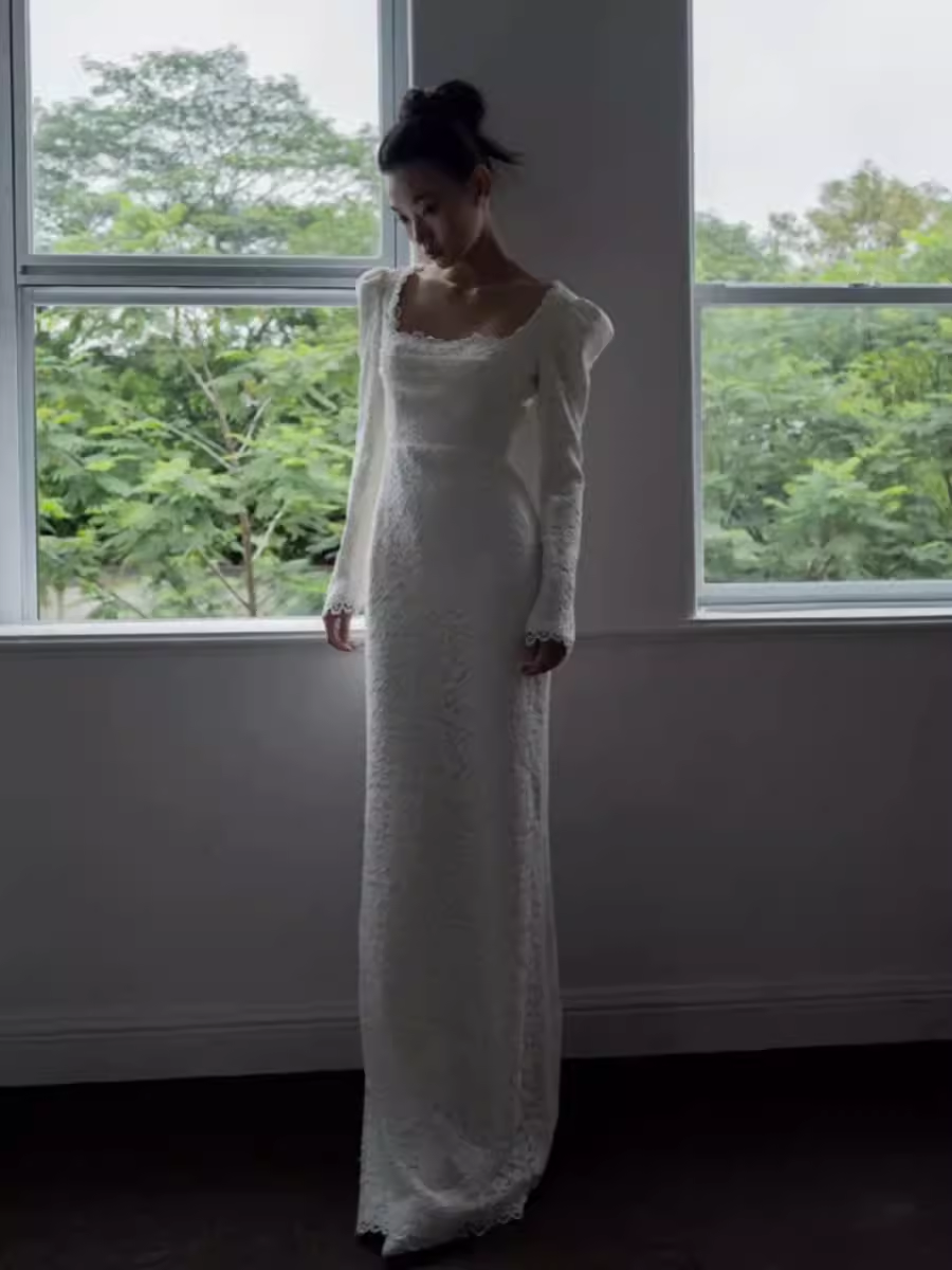 Robe de mariée en dentelle blanche à manches longues et décolleté carré de style sirène chic C1479