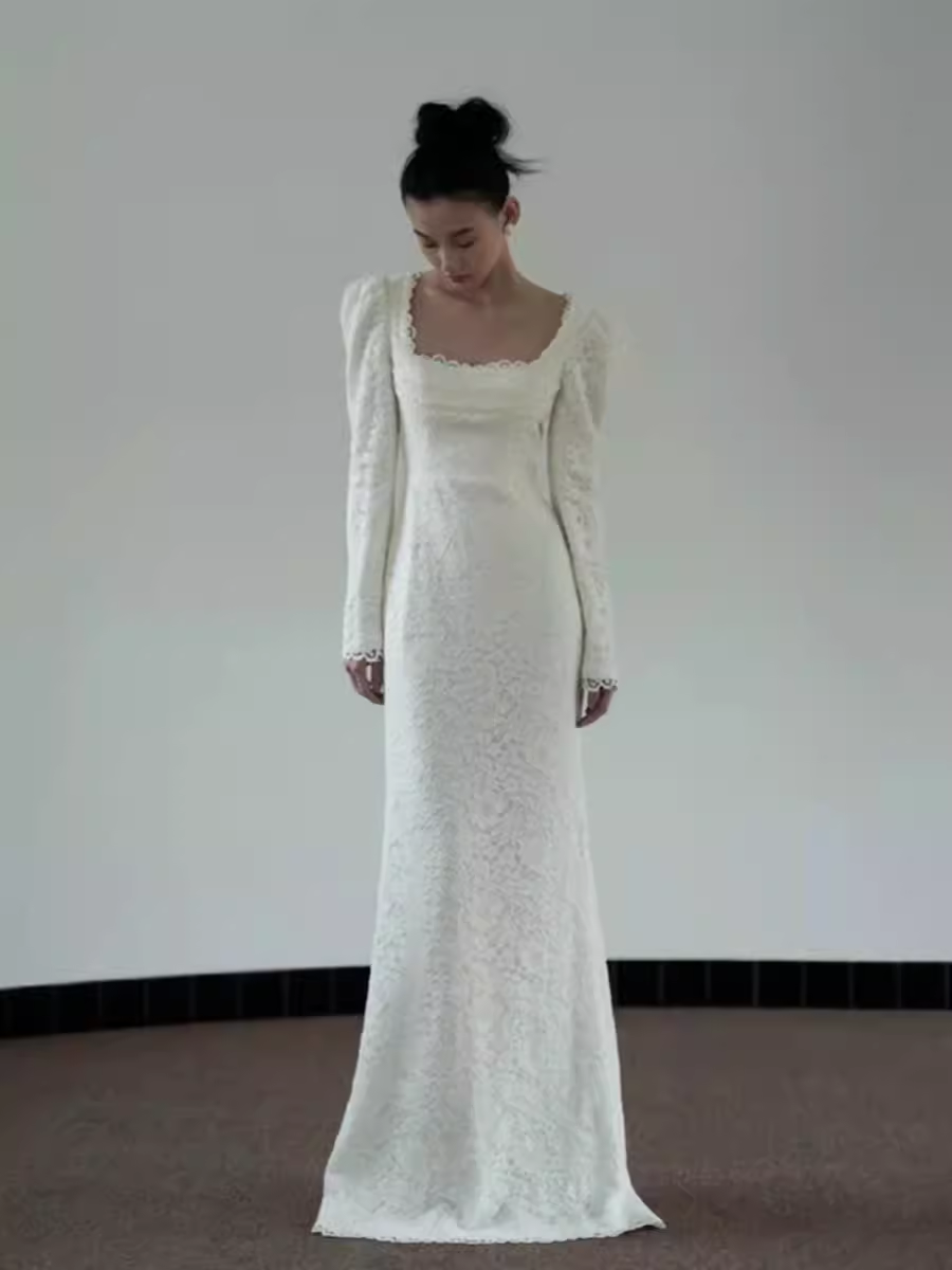 Robe de mariée en dentelle blanche à manches longues et décolleté carré de style sirène chic C1479