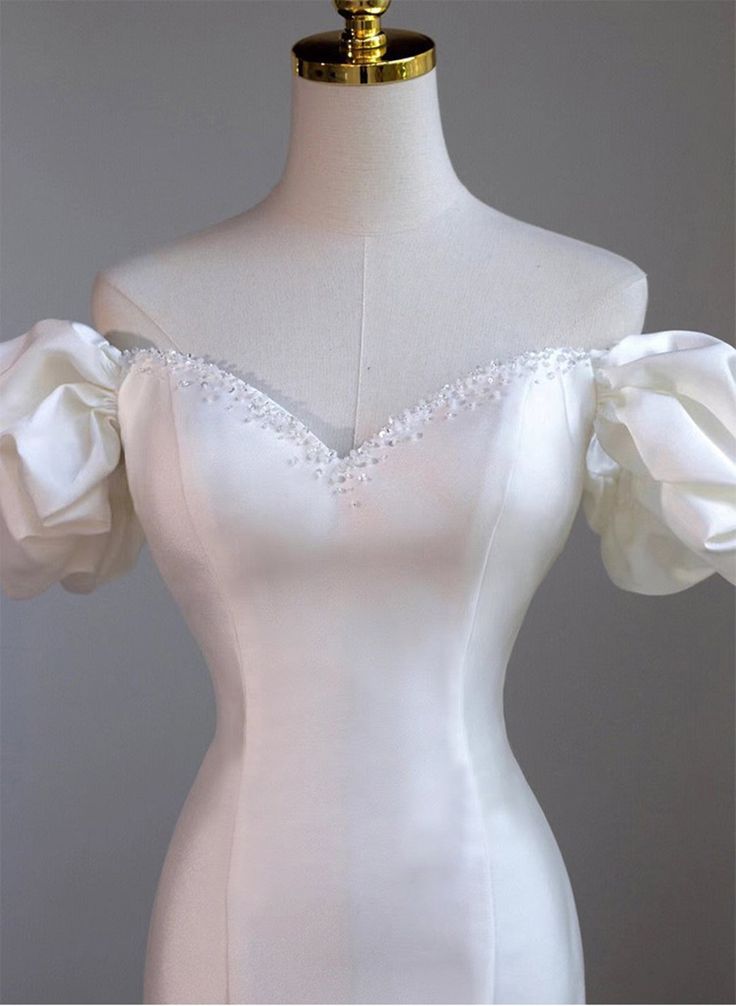 Robe de mariée blanche en satin à perles et col haut style sirène C1507