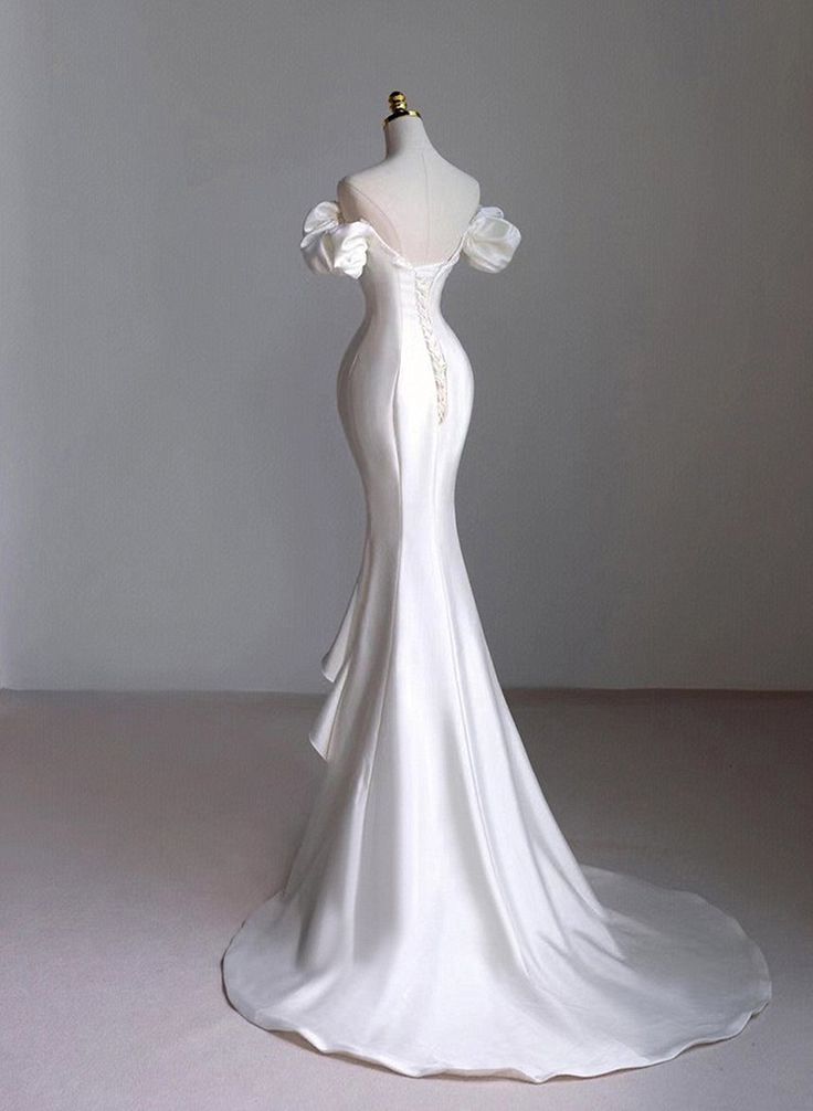 Robe de mariée blanche en satin à perles et col haut style sirène C1507