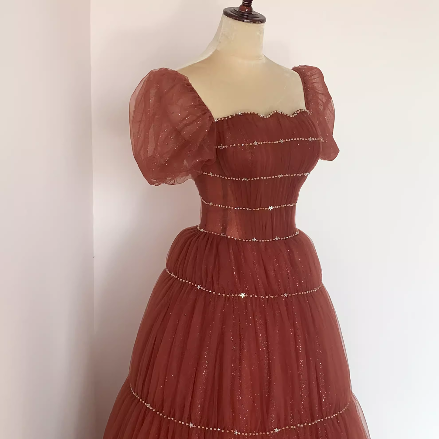 Jolie robe de bal longue en tulle bordeaux à décolleté carré et perles C1511