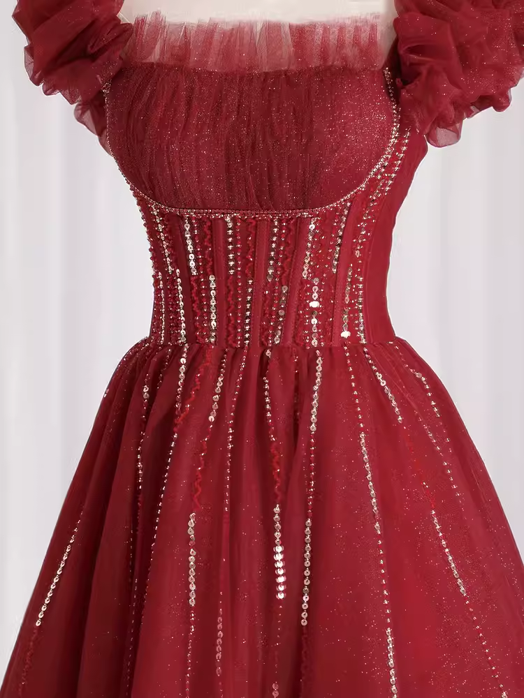 Jolie robe de bal longue en tulle bordeaux à décolleté carré et perles C1513