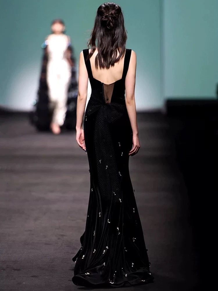 Robe de bal longue élégante en velours noir sans manches avec bretelles et perles argentées C1659