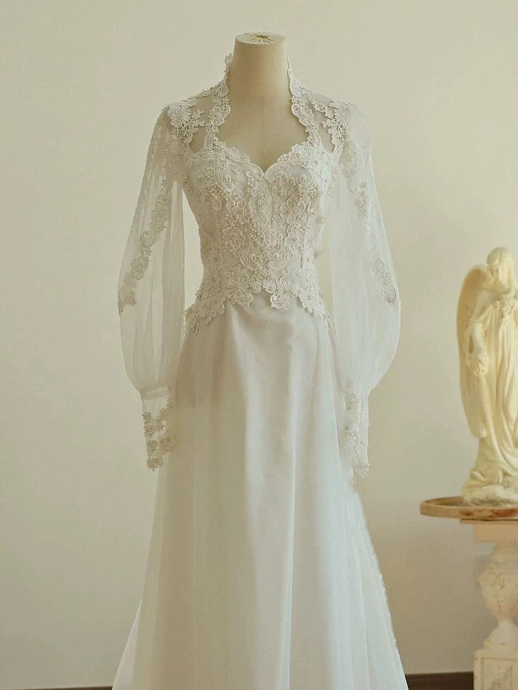 Robe de mariée blanche chic en dentelle à manches longues et décolleté en cœur C1680