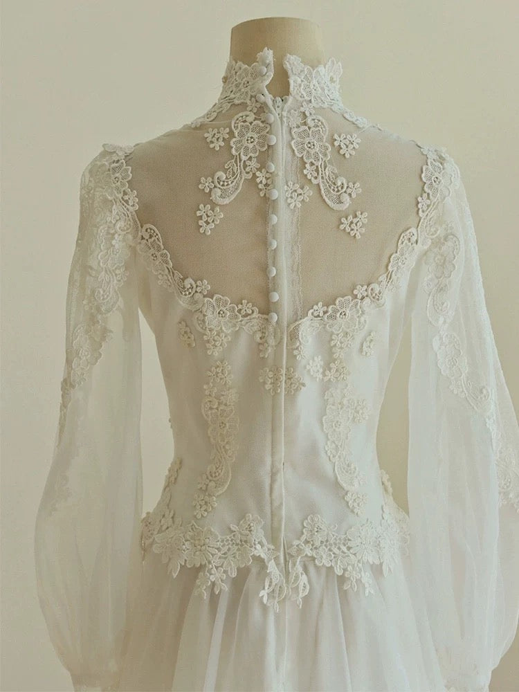 Robe de mariée blanche chic en dentelle à manches longues et décolleté en cœur C1680