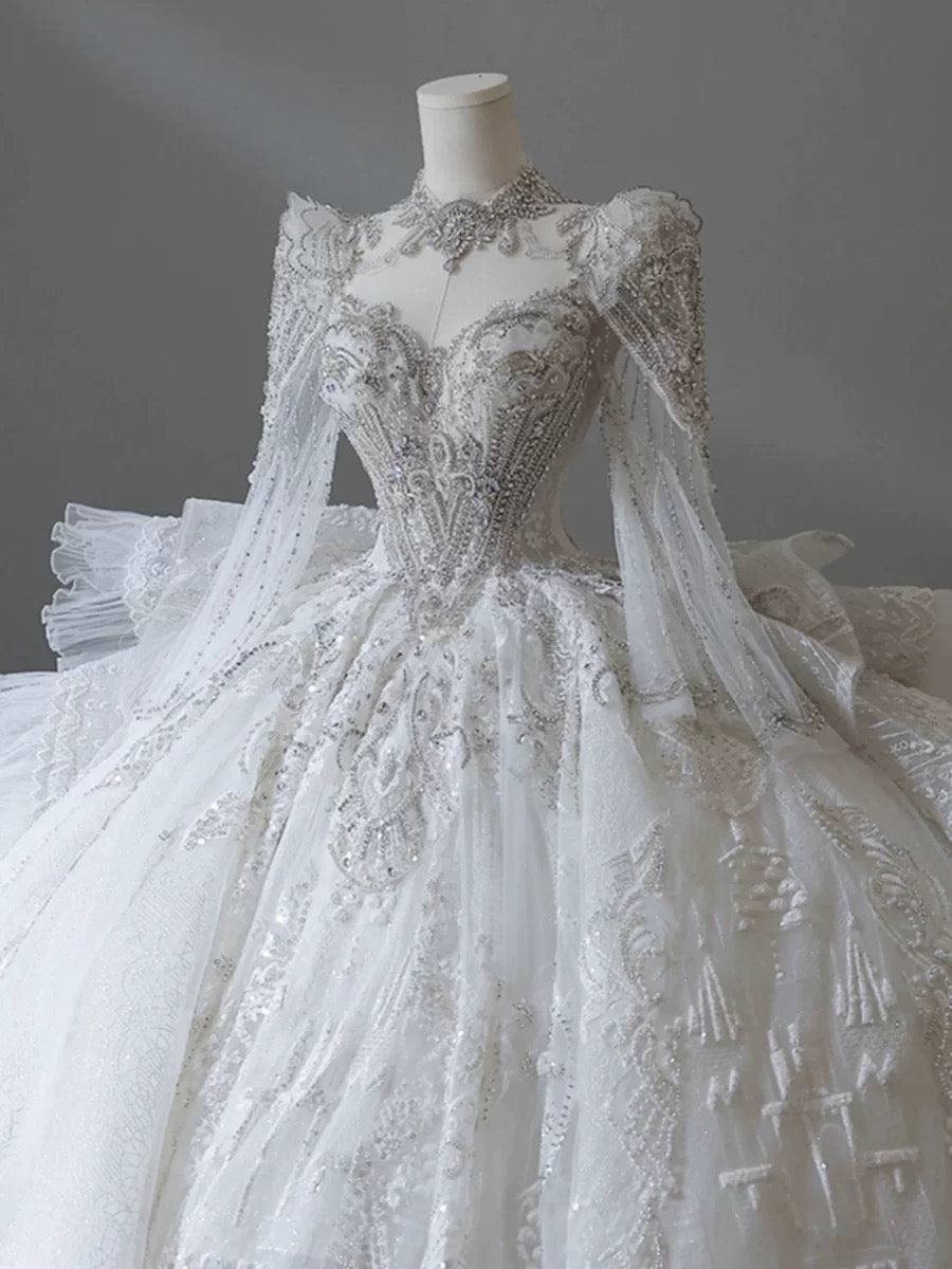 Robe de mariée de rêve en dentelle blanche à manches longues et décolleté en cœur avec perles C1801