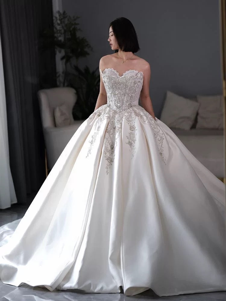 Dreamy Ball Gown Sweetheart Sleeveless White Lace Wedding Dresses With Beads C1817