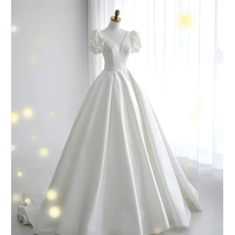 Robe de mariée simple en satin blanc à col en V et manches courtes C1821
