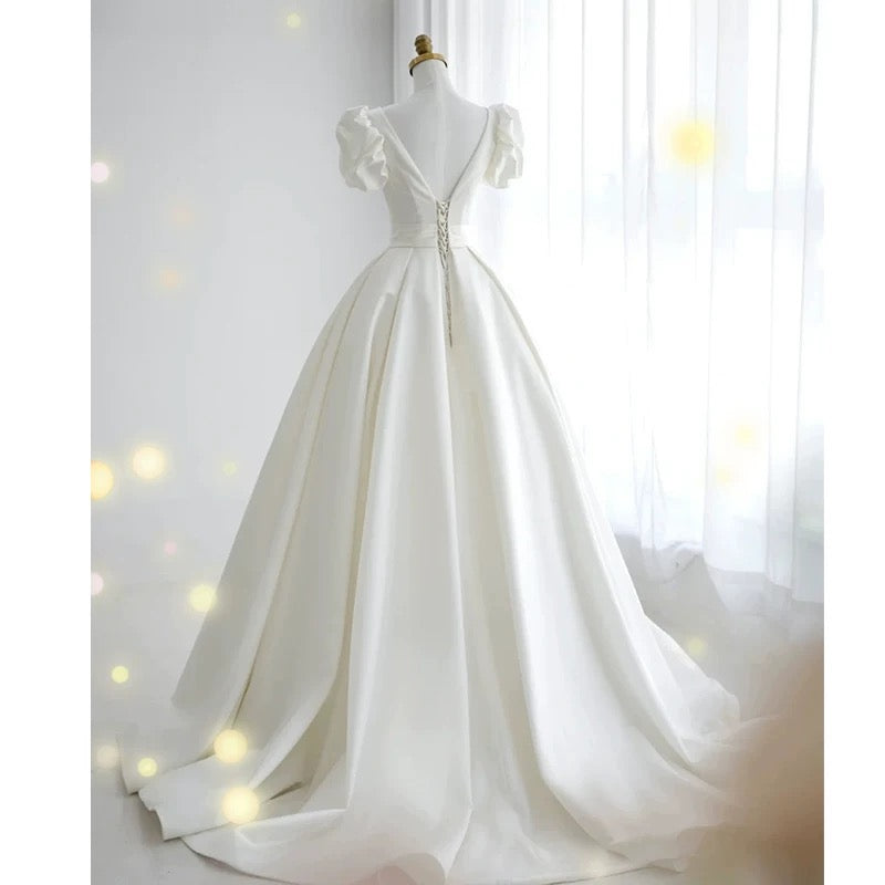 Robe de mariée simple en satin blanc à col en V et manches courtes C1821