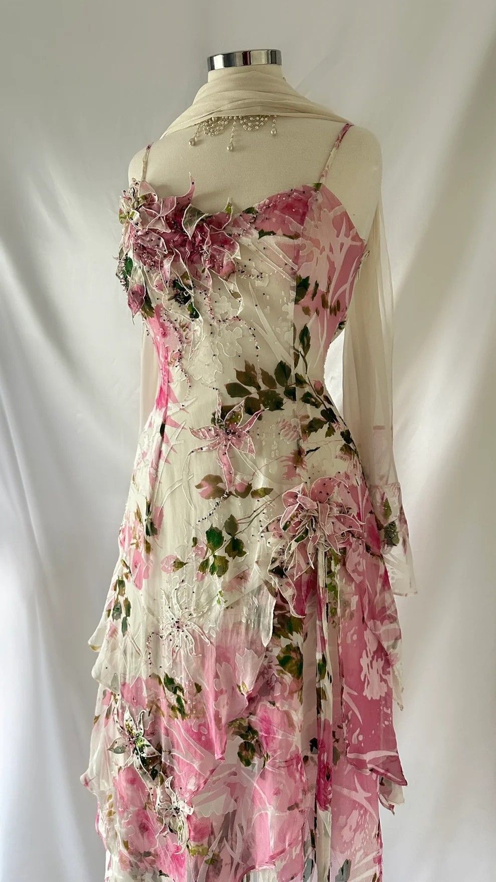 Robe de cocktail courte rose à bretelles spaghetti chic et florale avec ruban C1938