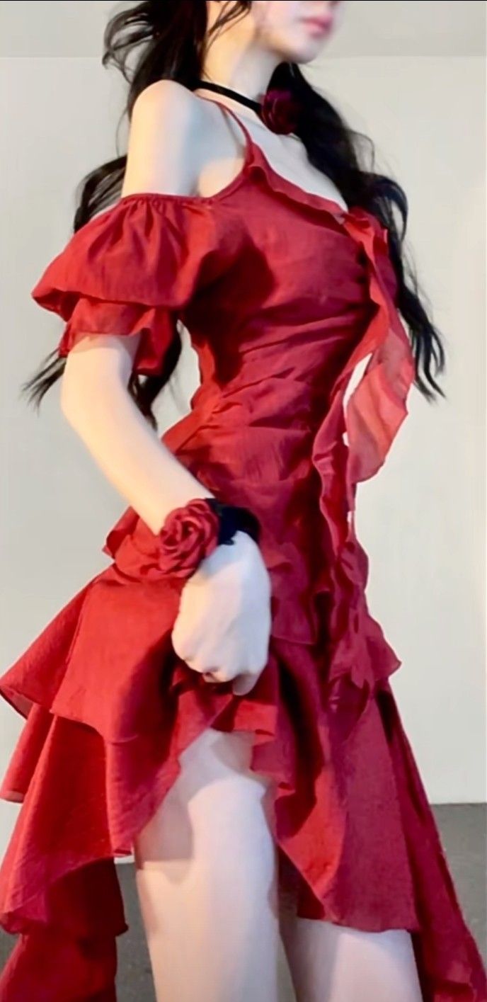 Robe de soirée courte bordeaux à bretelles en forme de A et volants, tenue d'anniversaire C2035