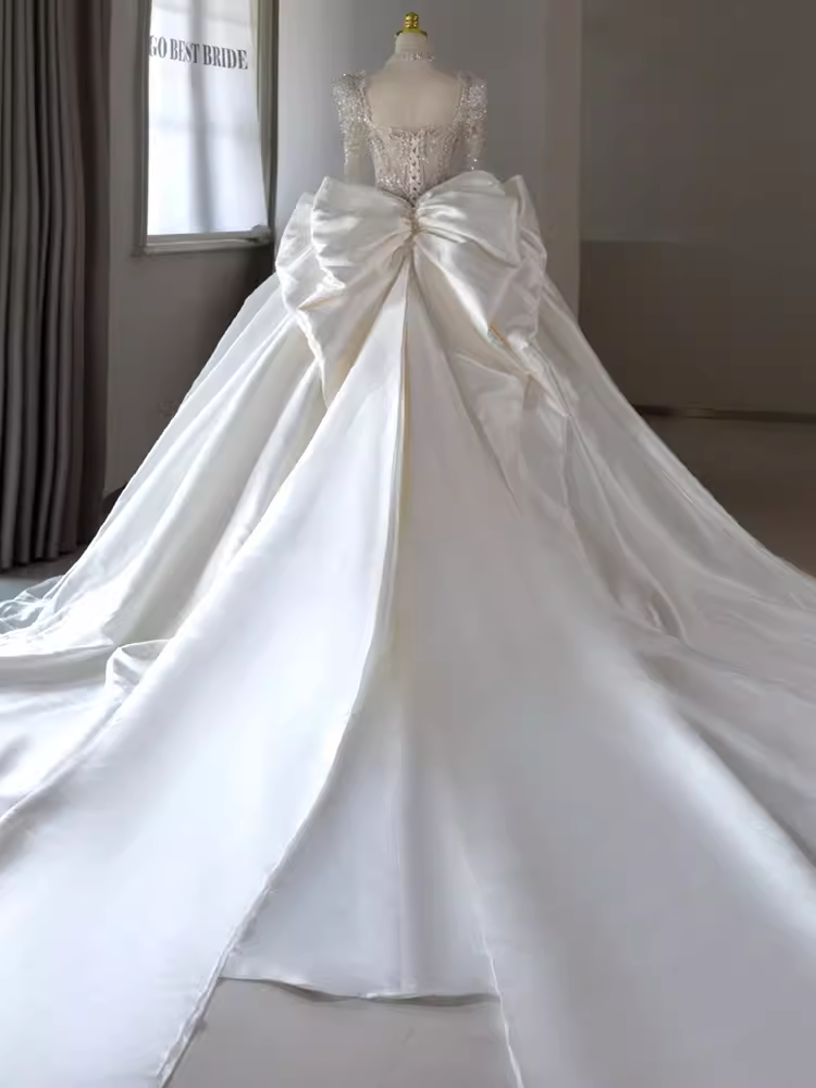 Robe de bal princesse manches longues robes de mariée en satin C203