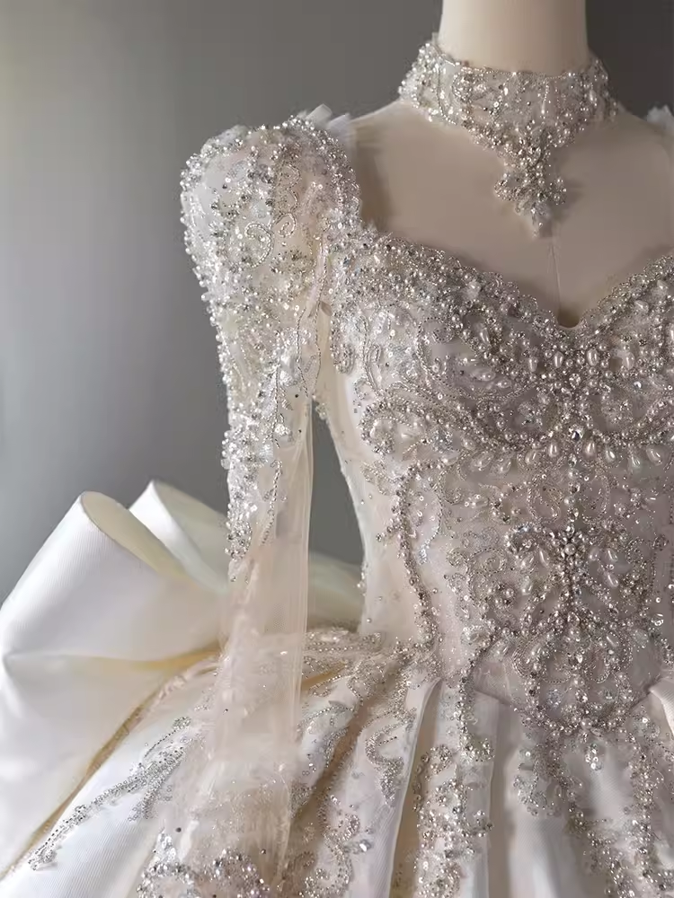 Robe de bal princesse manches longues robes de mariée en satin C203