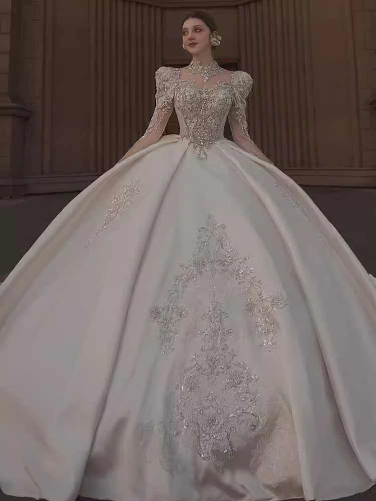 Robe de bal princesse encolure dégagée manches longues robes de mariée en dentelle C207