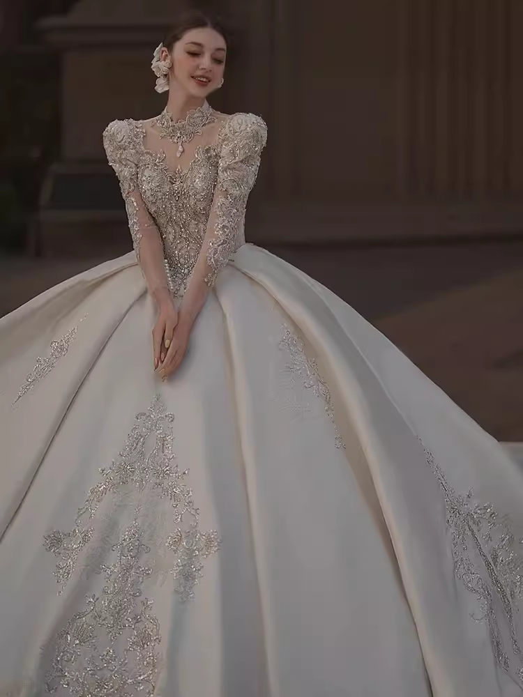 Robe de bal princesse encolure dégagée manches longues robes de mariée en dentelle C207