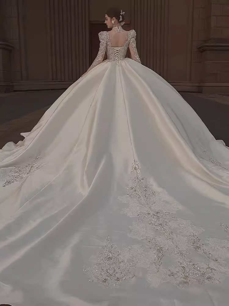 Robe de bal princesse encolure dégagée manches longues robes de mariée en dentelle C207