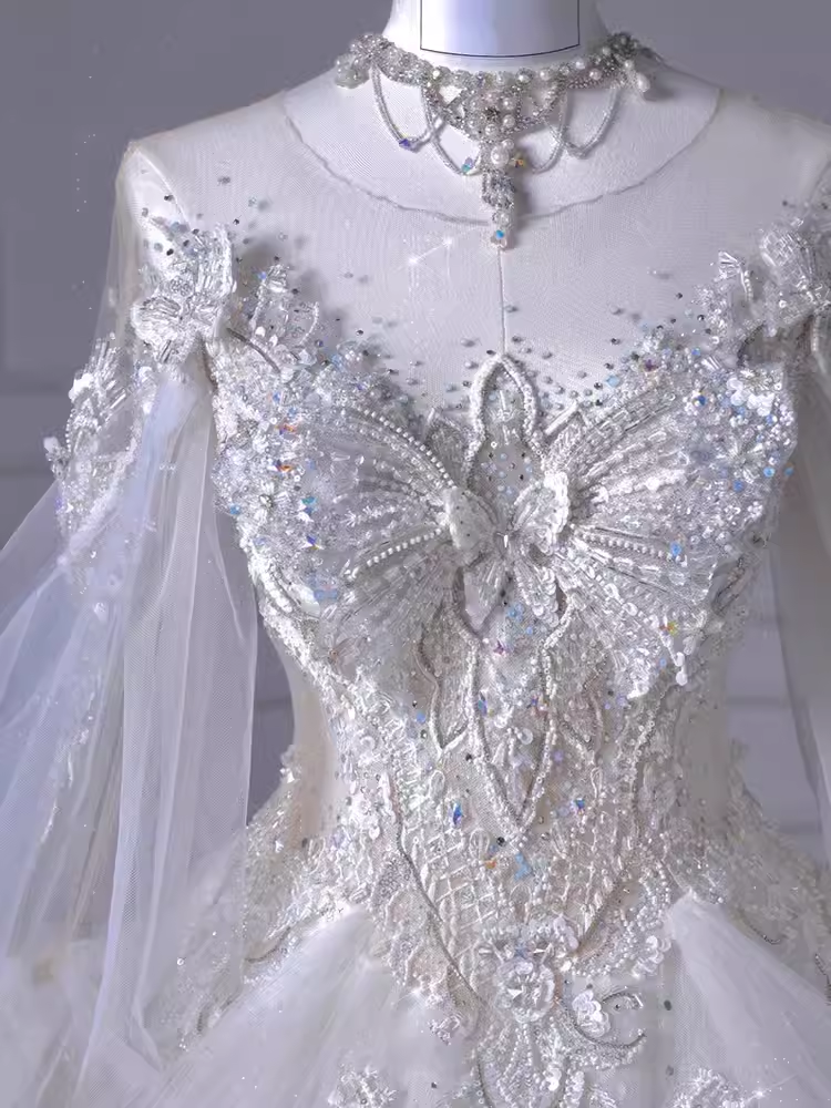 Robe de bal princesse encolure dégagée manches longues robes de mariée en tulle C208