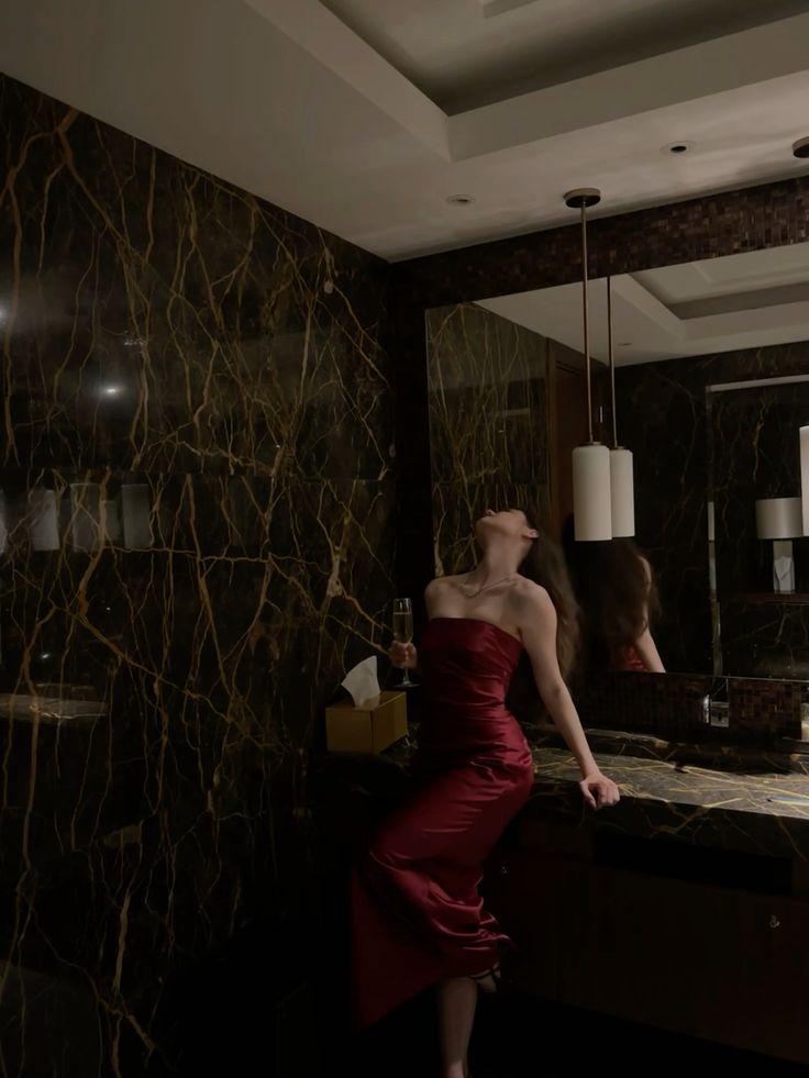 Robe de soirée longue en satin bordeaux à bretelles sexy et fourreau C2123