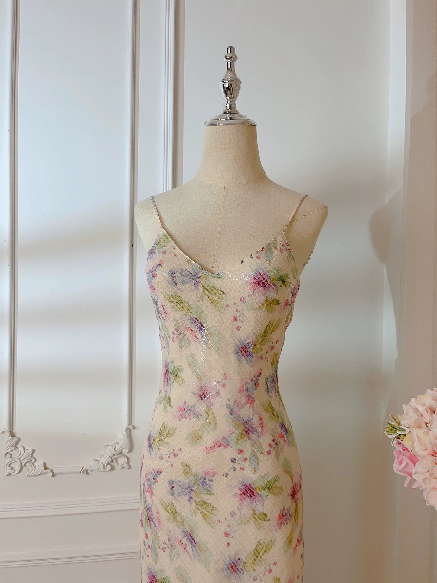 Robe de soirée longue à bretelles spaghetti et fourreau modeste à fleurs lilas C2325