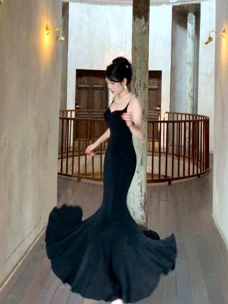 Robe de soirée longue noire à bretelles spaghetti et à volants C2335