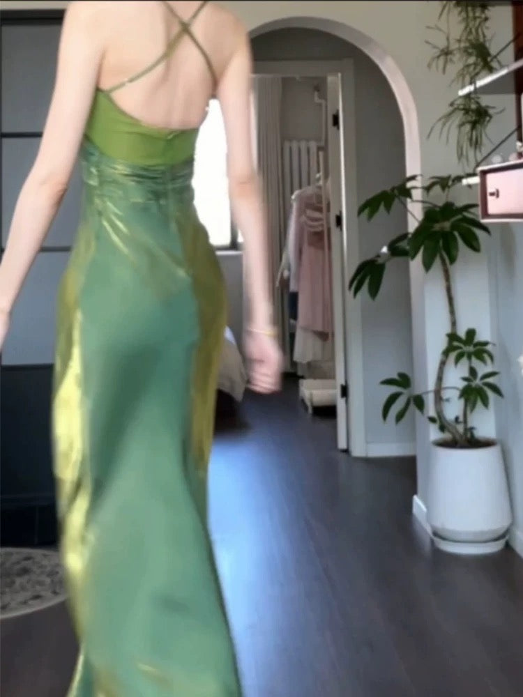 Jolie robe de bal longue en satin vert à bretelles spaghetti et gaine C2377