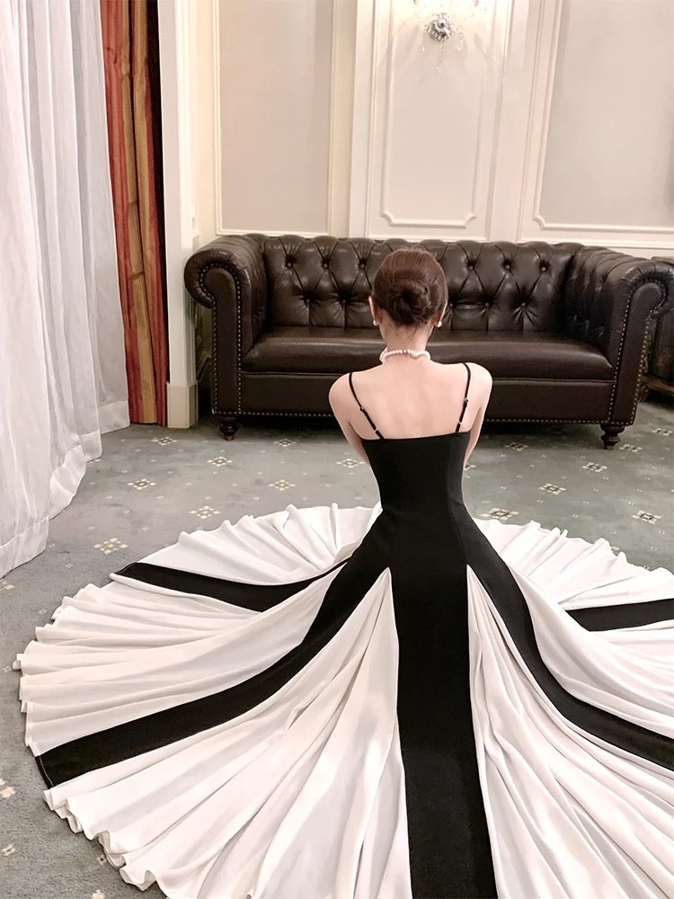 Jolie robe de bal en mousseline de soie à bretelles spaghetti et volants blancs C2385