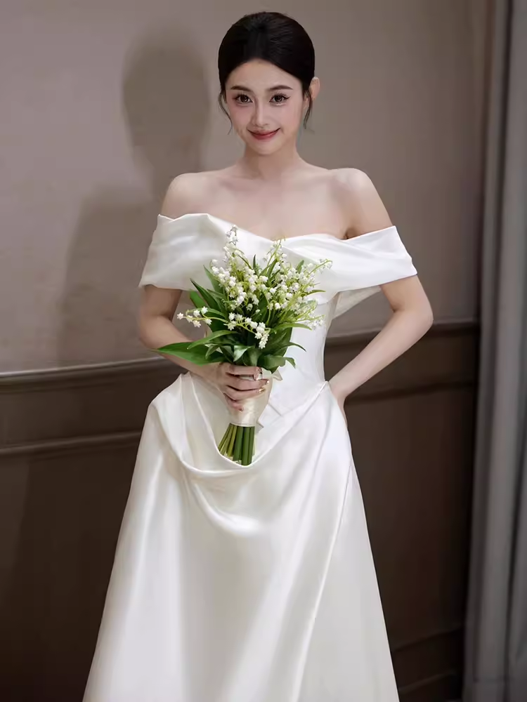 Élégante ligne A hors de l'épaule Satin volants longues robes de mariée blanches C243