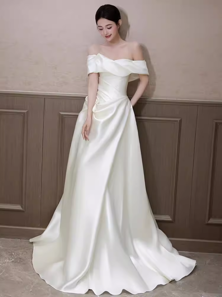 Élégante ligne A hors de l'épaule Satin volants longues robes de mariée blanches C243