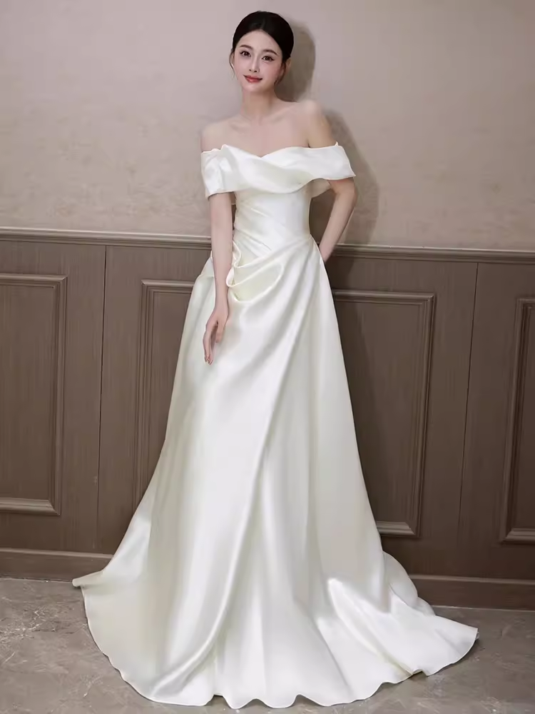 Élégante ligne A hors de l'épaule Satin volants longues robes de mariée blanches C243