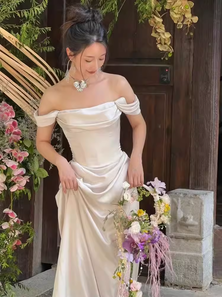 Robe de mariée longue en Satin blanche, ligne A, épaules dénudées, à volants, Simple, C244