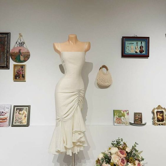 Robe de bal fourreau classique ivoire à bretelles spaghetti et volants C2479